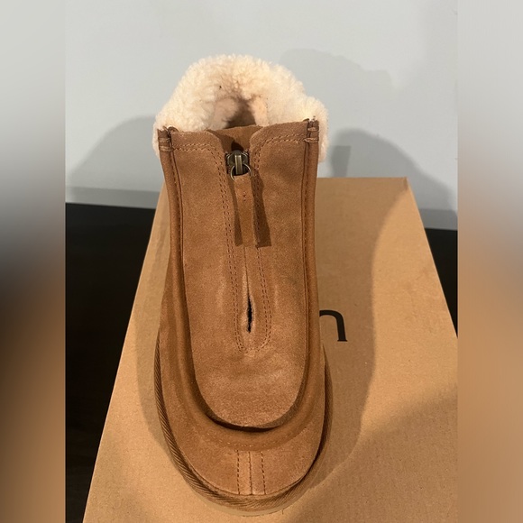 UGG Funkarra Womens Boot | size 9 | Chestnut/Natural - Picture 2 of 11
